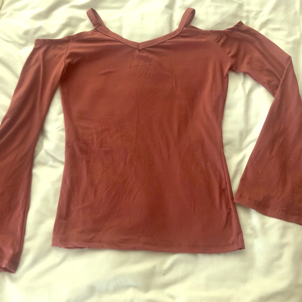 Cold shoulder long sleeve soft tee